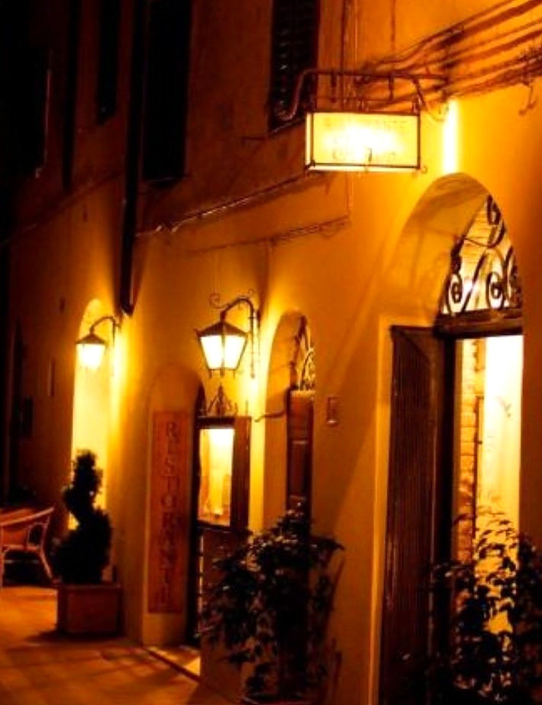 L'ingresso della locanda illuminato di sera