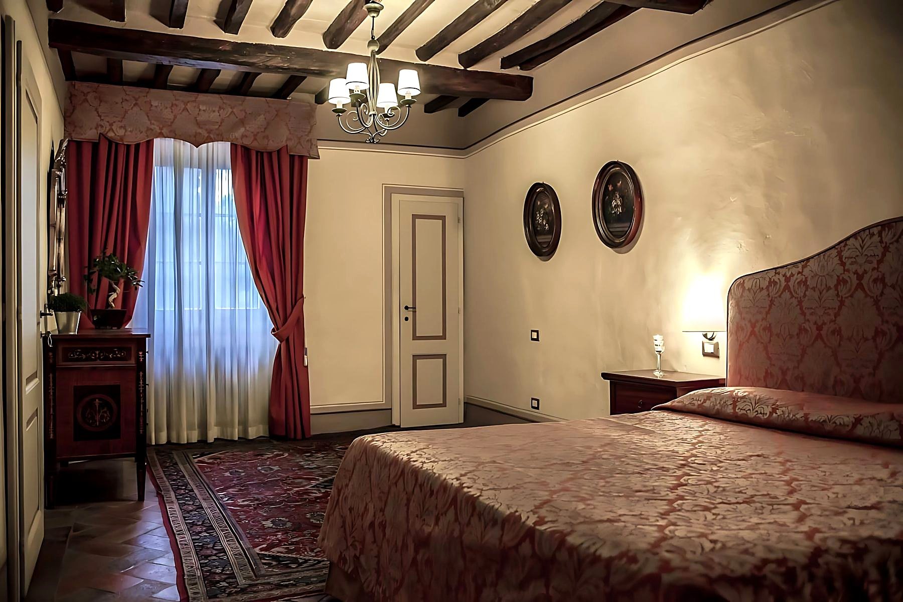 Appartamento Conte: camera con letto in damasco rosso