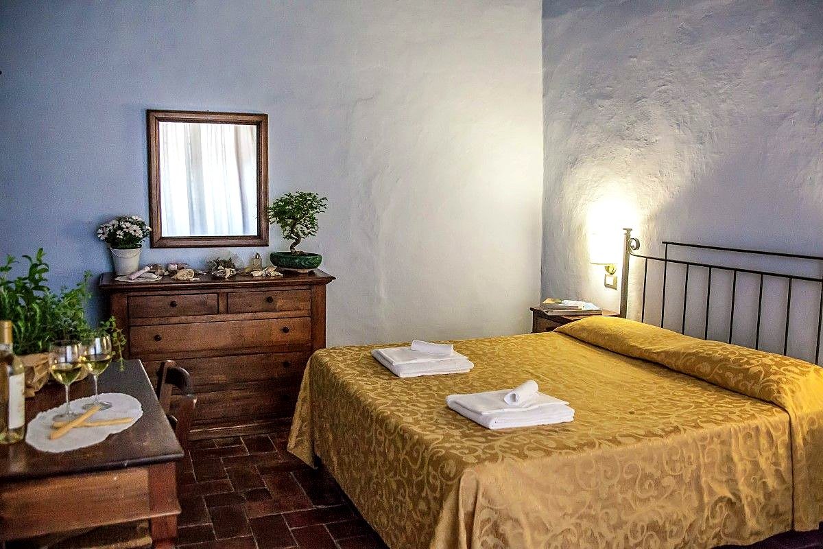 Appartamento Maria: camera matrimoniale con pareti azzurre