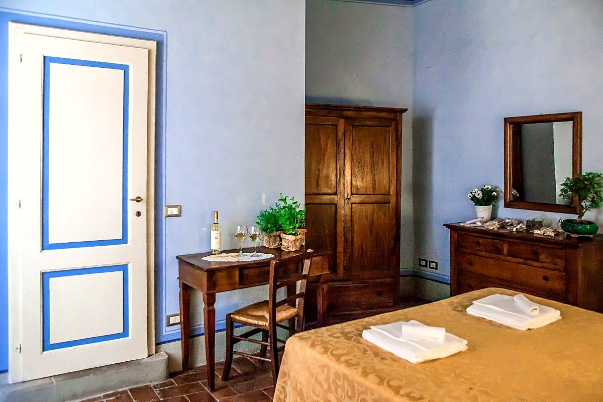 Appartamento Maria: camera con armadio antico e scrittoio