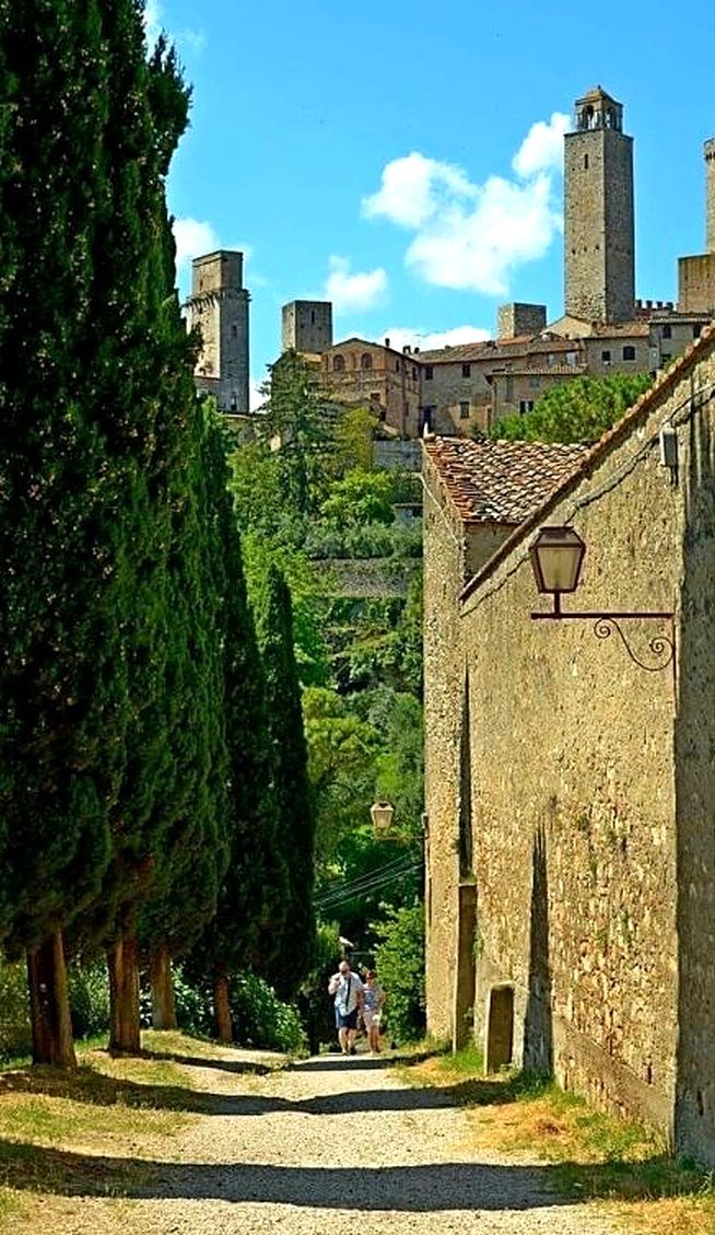 Sentiero con cipressi verso le torri di San Gimignano