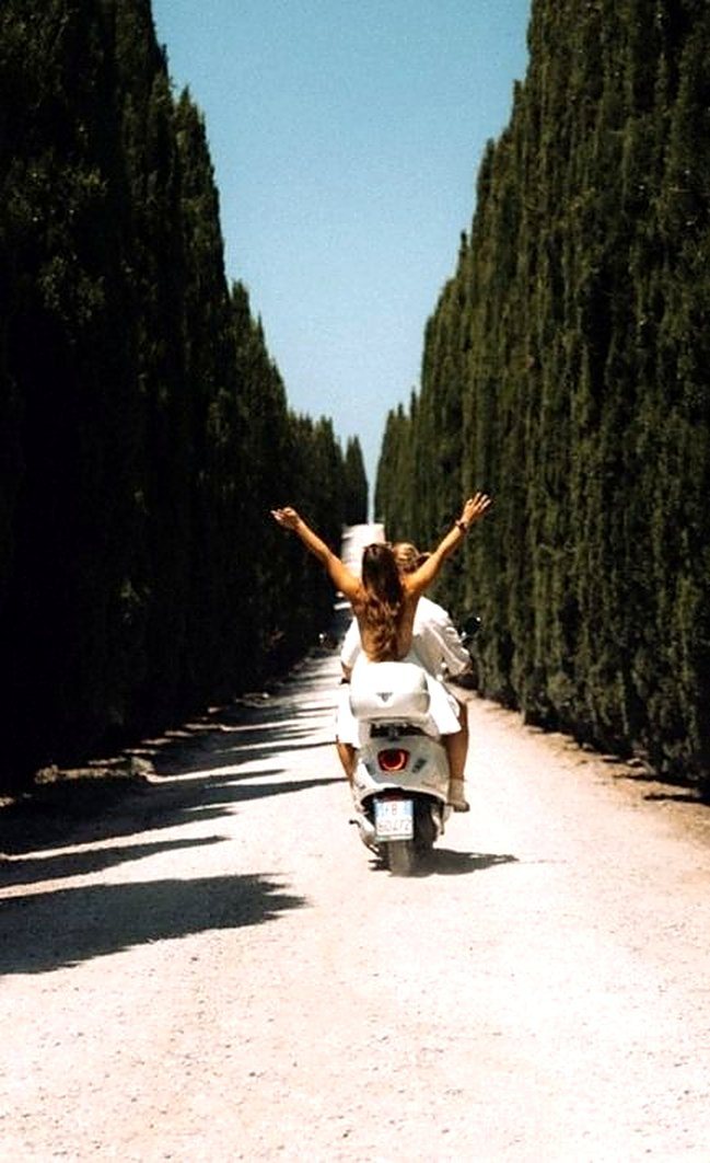 Gita in vespa tra i cipressi