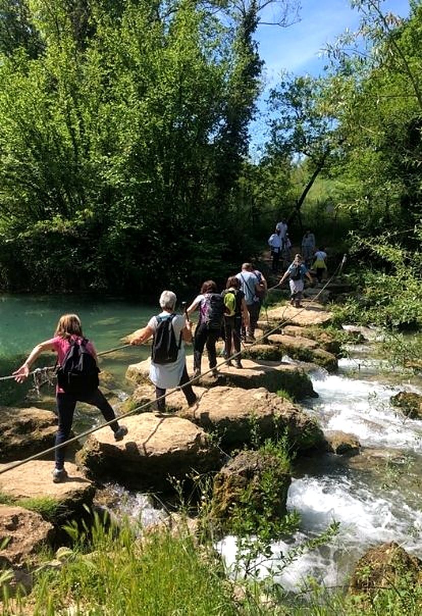 Escursionisti lungo un torrente