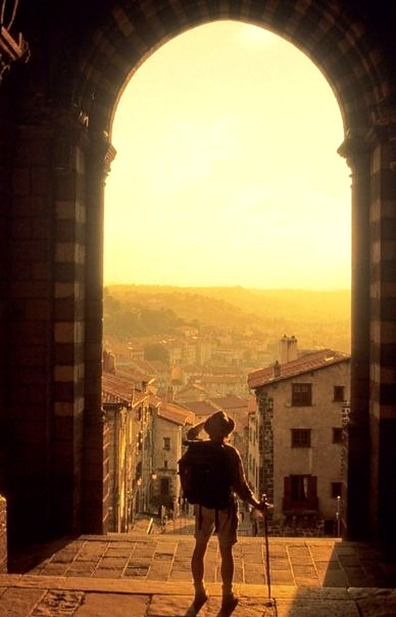 Pellegrino sotto un arco medievale