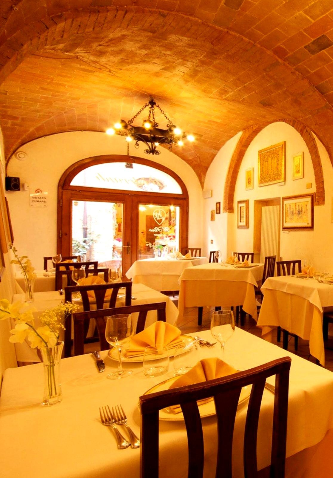La sala del Ristorante il Pino con volte in mattoni