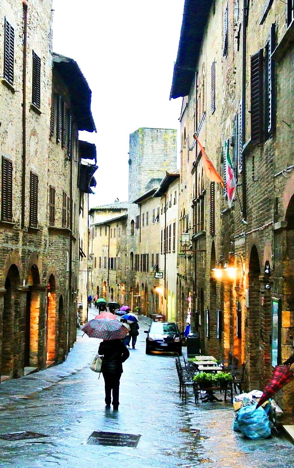 La via centrale di San Gimignano sotto la pioggia