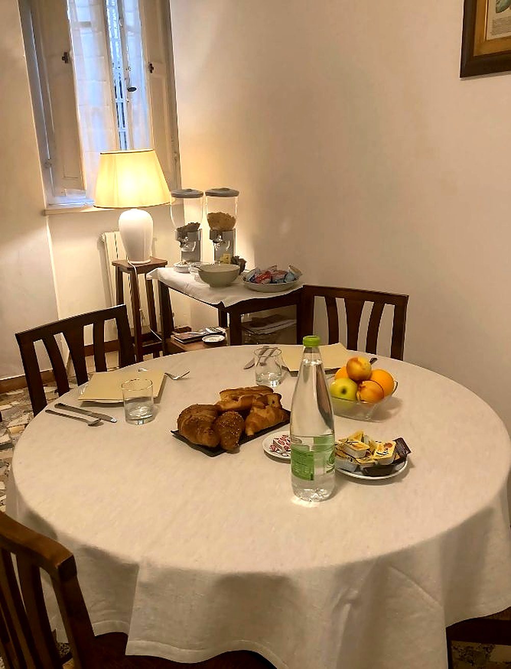 Tavolo della colazione con cornetti e frutta