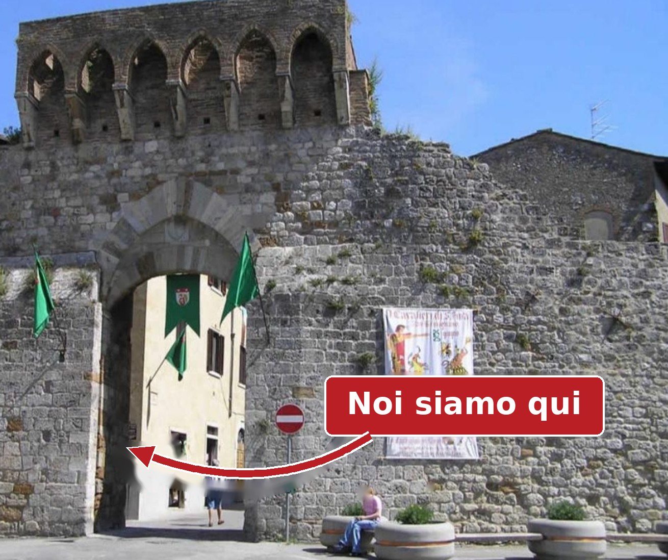 Porta San Matteo: la locanda si trova appena entrati dalla porta